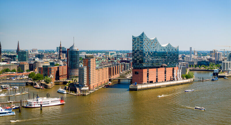 Ein Bild der Stadt Hamburg mit der Elbphilharmonie